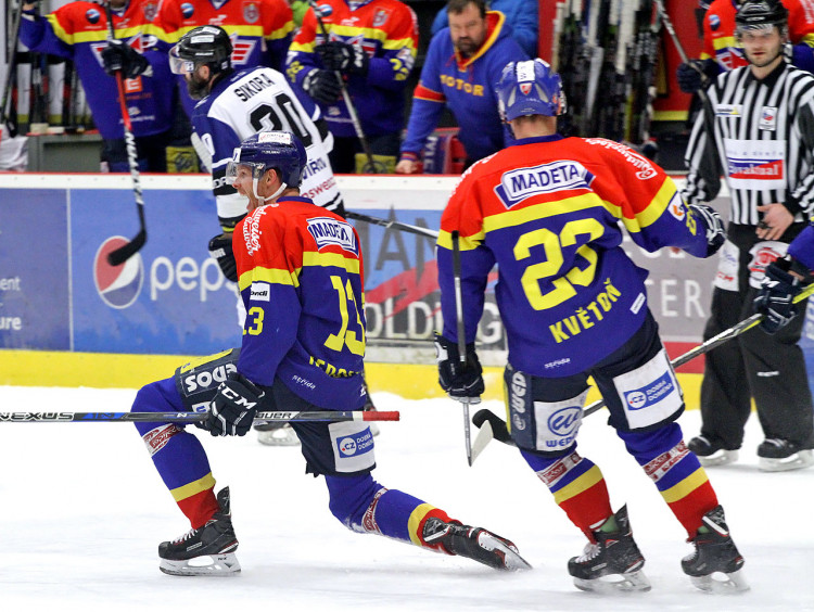 Nedorost znovu rozvlnil síťku