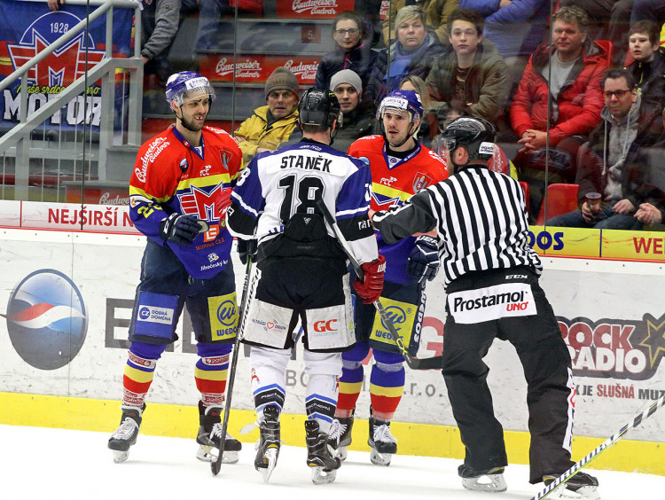 Další rozmíška mezi čtvrtfinálovými soupeři. Havířovský Staněk v postrkované s Heřmanem a Fillmanem