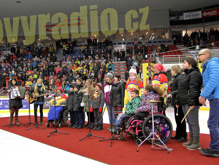 Českou hymnu zazpívali před začátkem úvodního dějství vyřazovacích bojů děti z českobudějovického centra Arpida
