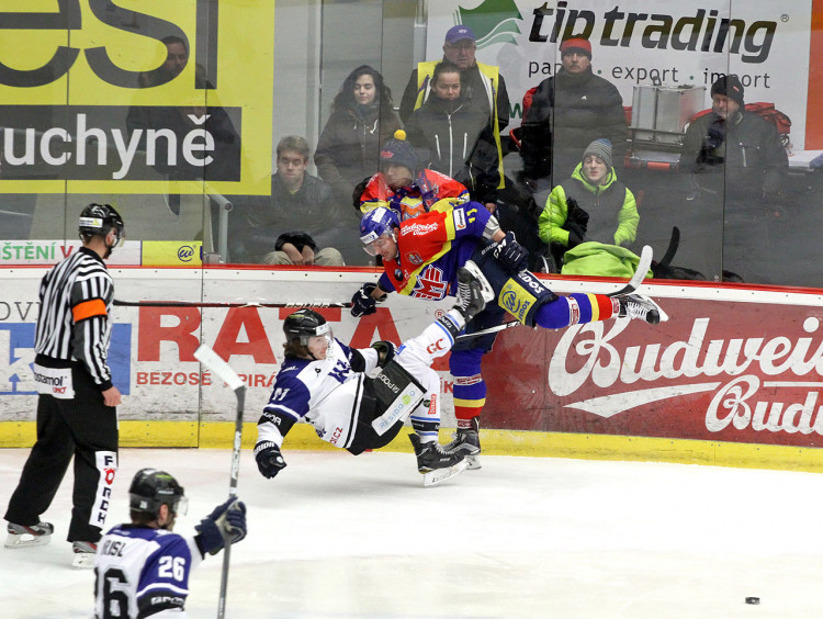 Důležitý střet Miloslava Čermáka s Lukášem Bednářem v pravém útočném rohu. Po této situaci získali domácí puk, který nakonec sám Čermák tečoval do branky