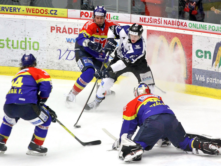 Na Kváču nevyzrál ani Tomáš Greš. Na snímku mezi obránci Romanem Vráblíkem a Filipem Novákem