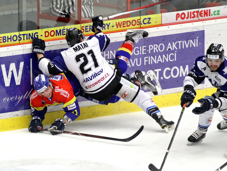 Utkání se nehrálo v rukavičkách. Na snímku souboj Čermáka s Mataiem