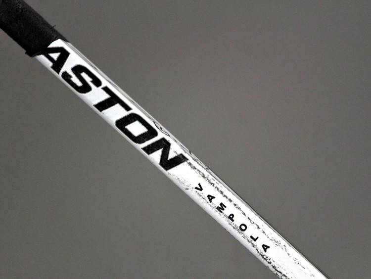 Vampolova hokejka. Opora Motoru během utkání dvě hole zlomila a další dvě průběžně střídala