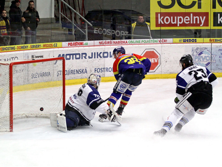 Rozhodující branka zápasu. Vít Jonák dává ve 32. minutě na 3:2