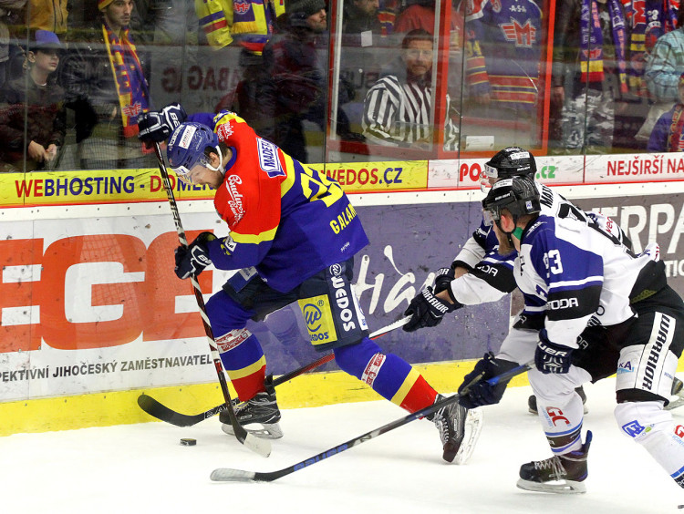 Galamboš pronásledovaný obrannou dvojicí hostí