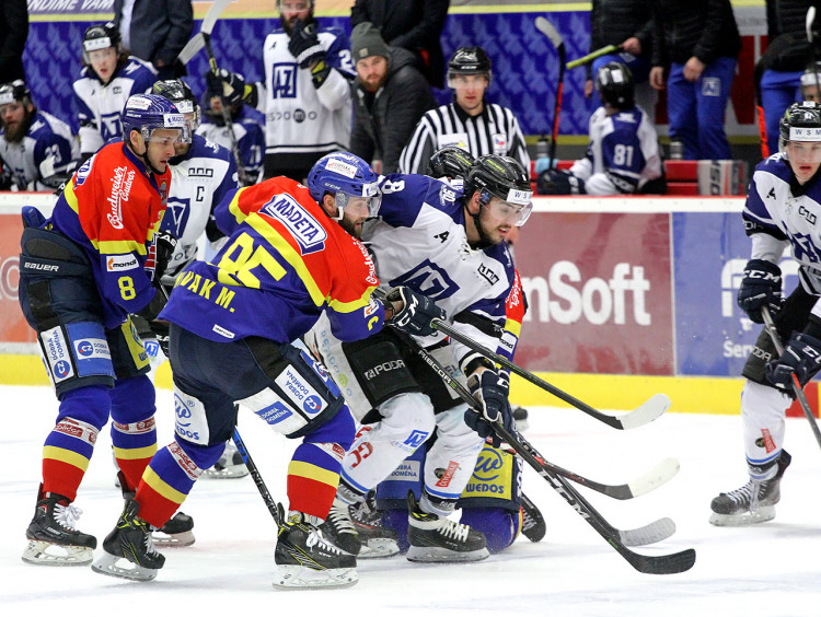 O jeden gólový zásah se ve čtvrtfinálovém duelu s Havířovem postaral také Martin Novák (na snímku v souboji s Vojtěchem Tomim, vlevo Michal Bárta)