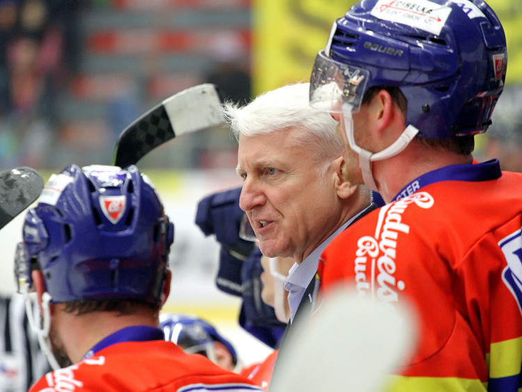 Českobudějovický stratég ordinuje taktiku svým svěřencům v oddechovém čase