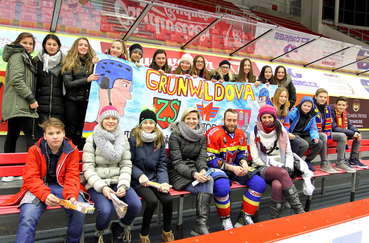 Projekt Třídy fandí Motoru ovládla Základní škola Grünwaldova z Českých Budějovic. Po utkání se přišel s žáky a jejich učitelkami na domácí střídačku vyfotit Martin Novák