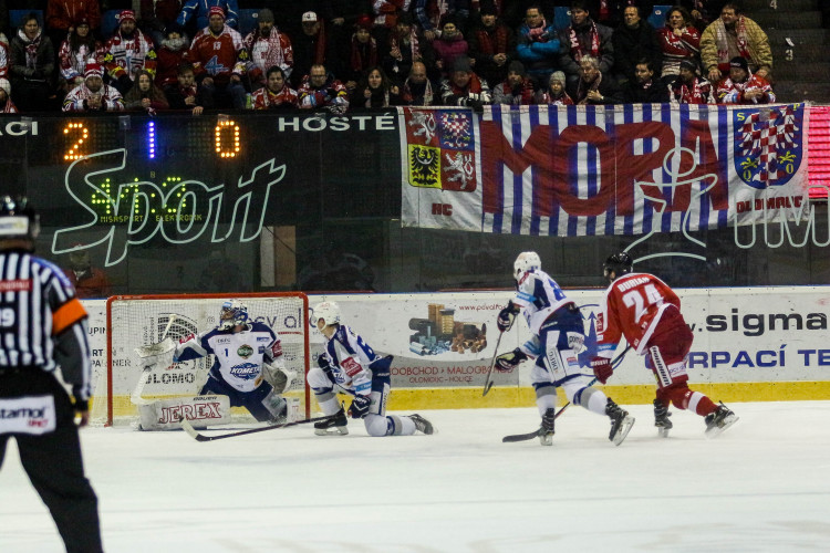 Kohouti nastříleli Kometě sedm gólů a stále živí naději na nejlepší šestku