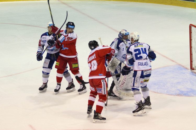 Kohouti nastříleli Kometě sedm gólů a stále živí naději na nejlepší šestku