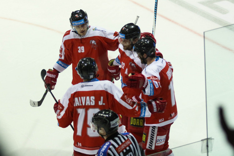 Kohouti nastříleli Kometě sedm gólů a stále živí naději na nejlepší šestku