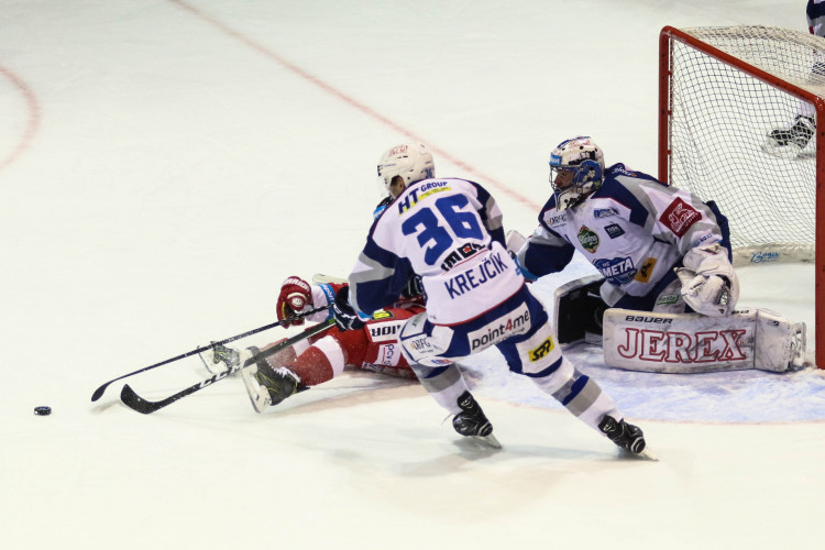 Kohouti nastříleli Kometě sedm gólů a stále živí naději na nejlepší šestku