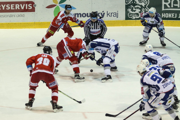 Kohouti nastříleli Kometě sedm gólů a stále živí naději na nejlepší šestku