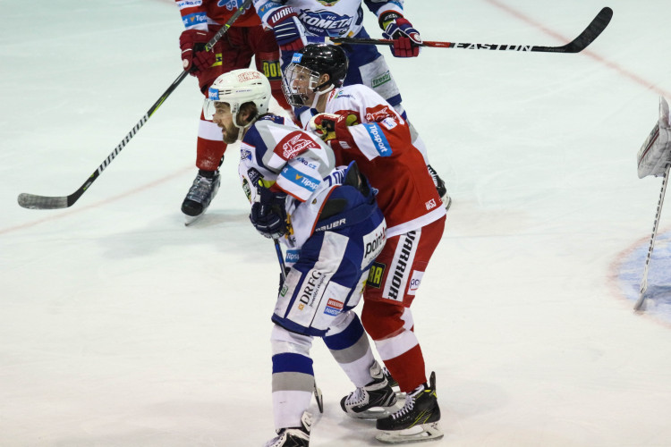 Kohouti nastříleli Kometě sedm gólů a stále živí naději na nejlepší šestku