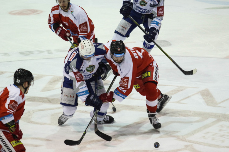 Kohouti nastříleli Kometě sedm gólů a stále živí naději na nejlepší šestku