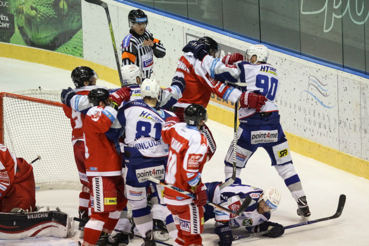 Kohouti nastříleli Kometě sedm gólů a stále živí naději na nejlepší šestku