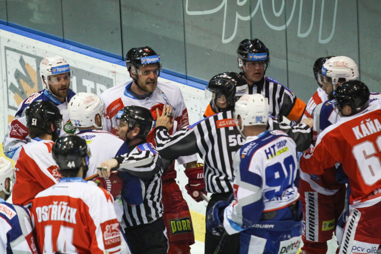 Kohouti nastříleli Kometě sedm gólů a stále živí naději na nejlepší šestku