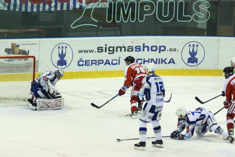 Kohouti nastříleli Kometě sedm gólů a stále živí naději na nejlepší šestku