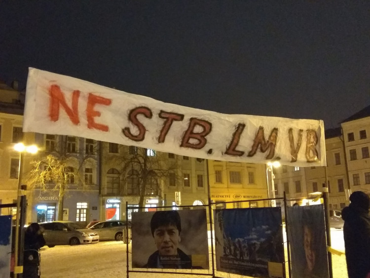 Demonstrace proti zvolení Zdeňka Ondráčka do čela komise pro GIBS