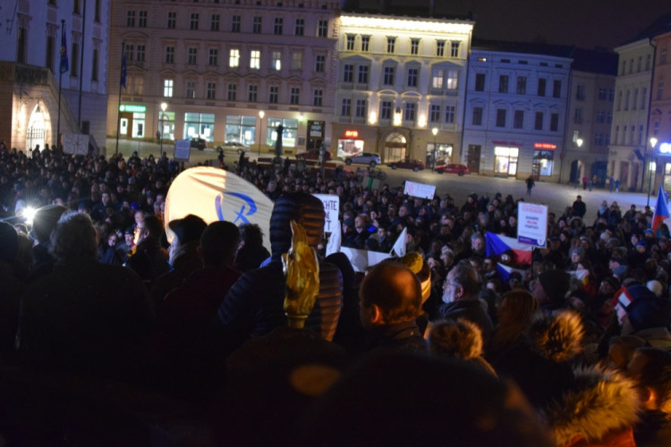 Asi tisícovka lidí protestovala v Olomouci proti Babišovi i "komunistické mlátičce" Ondráčkovi
