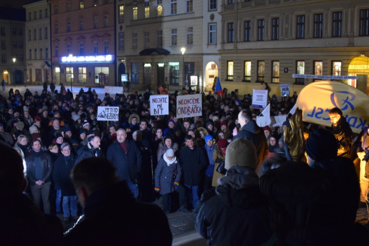 Asi tisícovka lidí protestovala v Olomouci proti Babišovi i "komunistické mlátičce" Ondráčkovi