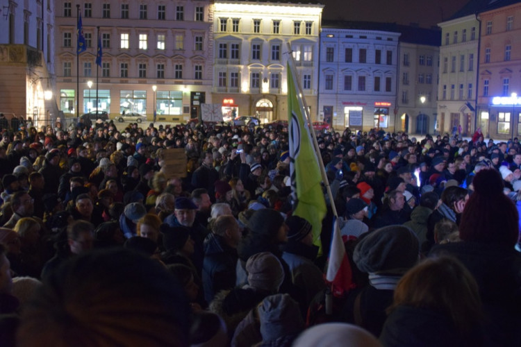 Asi tisícovka lidí protestovala v Olomouci proti Babišovi i "komunistické mlátičce" Ondráčkovi