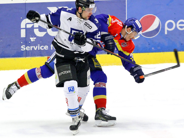 Hostujcí Marek Kalus v souboji tělo na tělo s Žigou Pavlinem