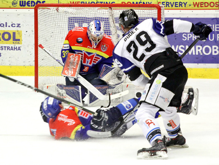 Bek Jakub Dudek pálí na Kváču přes padajícího beka Motoru