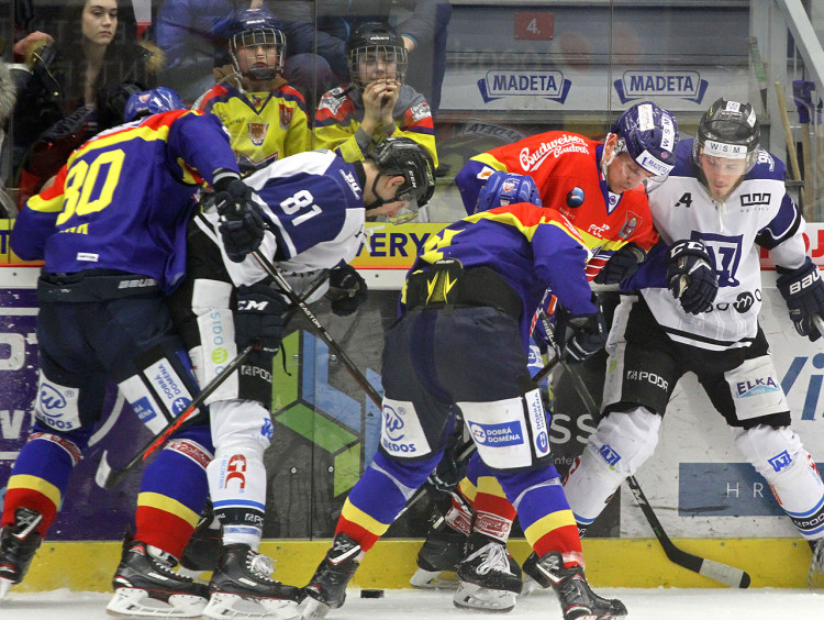 Souboj o puk u mantinelu