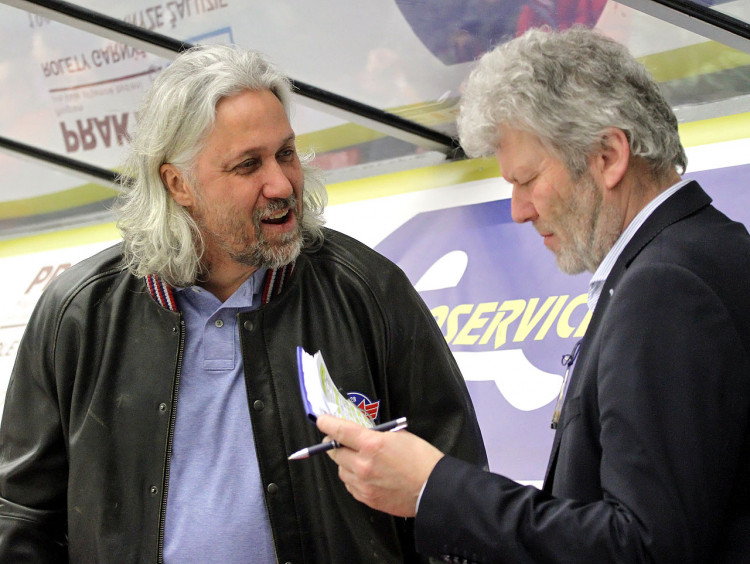 Rozhovor mezi trenérem gólmanů Stanislavem Hrubcem (vlevo) a vedoucím mužstva Ladislavem Gulou