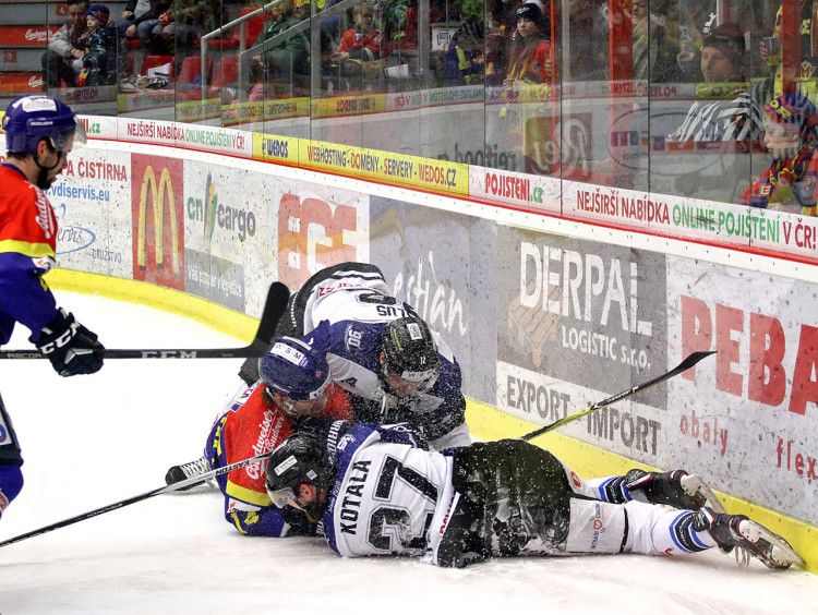 Filip Novák s hostujícími Jakubem Kotalou a Markem Kalusem v zajímavém souboji za brankou