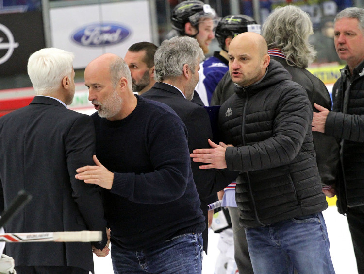 Havířovský trenér Jiří Režnar gratuluje svému protějškovi Marianu Jelínkovi k postupu do semifinále