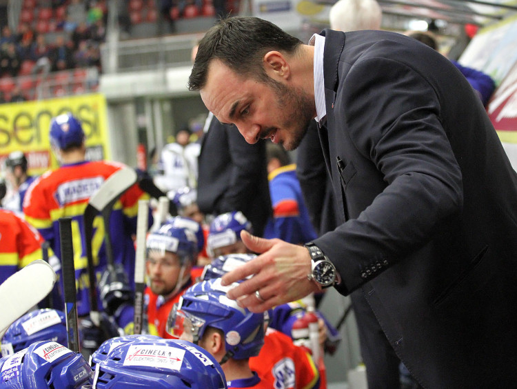 Aleš Kotalík promlouvá během jedné z nepovedených přesilovek ke svým svěřencům