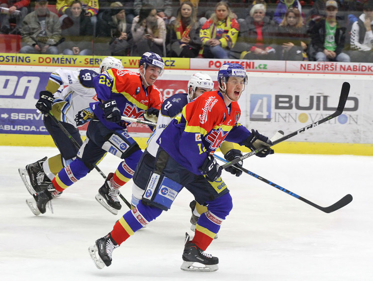 Pavel Pýcha a Vít Jonák (v pozadí) startují do útoku