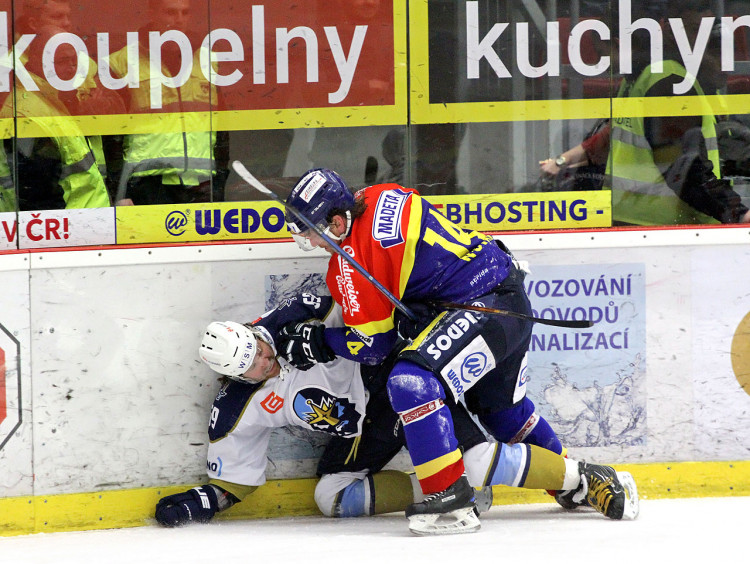 Souboj Filipa Nováka s Matějem Pekrem v rohu u hrazení