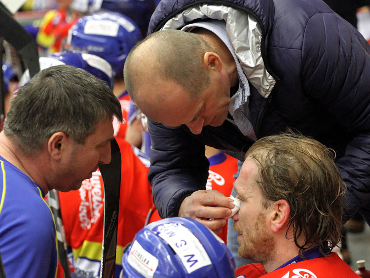 Filip Novák v péči týmového lékaře MUDr. Zdeňka Vodičky a maséra Pavla Vlašice