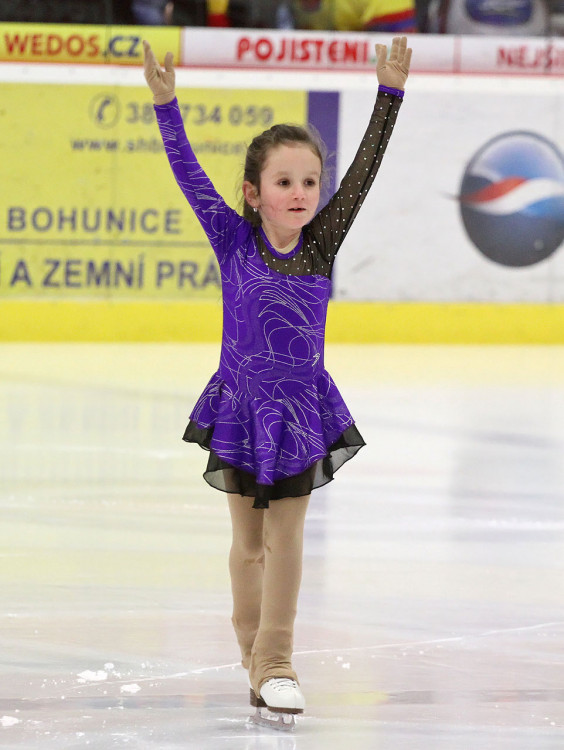 Přestávkové vystoupení sedmileté krasobruslařky Kláry Belešové