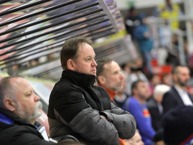 Naganský vítěz Pavel Patera na střídačce Rytířů