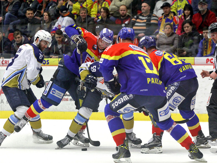 Souboj Čermáka s Kubíkem na buly, vlevo Tůma