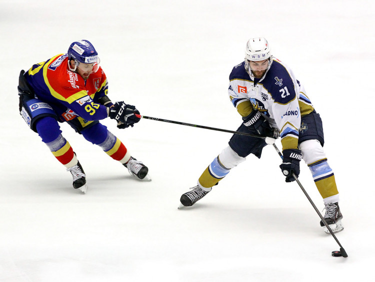 Čáp se snaží překazit střelu Tůmovi