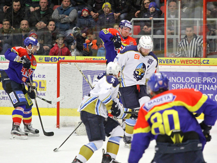 Motoráci se snažili v závěrečné power-play vyrovnat. Na hranici brankoviště takto bojoval Jonák