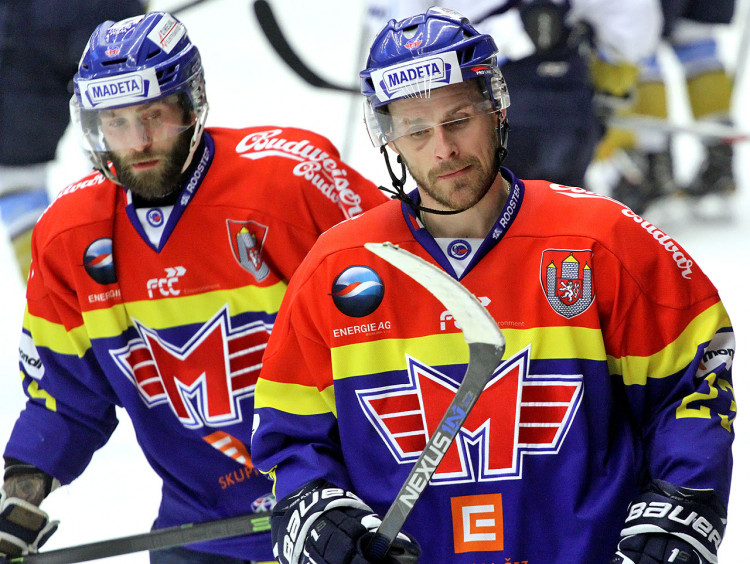 Zklamaní budějovičtí hokejisté Lukáš Květoň a Martin Novák (zprava)