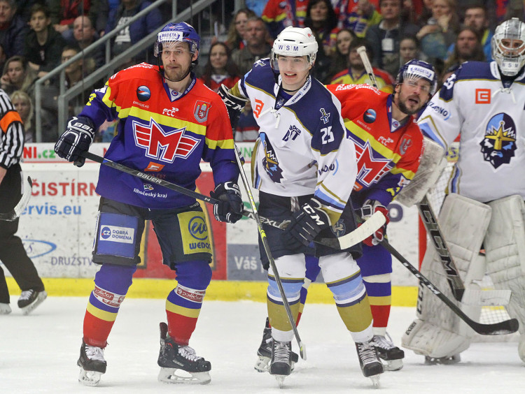 Květoň a Vampola hlídkují před Cikánkem, uprostřed hostující obránce Zelingr