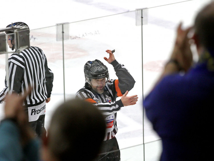 Hlavní rozhodčí Michal Dědek posílá jednoho z domácích hráčů na trestnou lavici. Jeho výrok "oceňují" někteří fanoušci potleskem