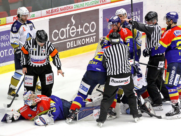 Kváča skončil po téhle strkanici v brankovišti na ledě
