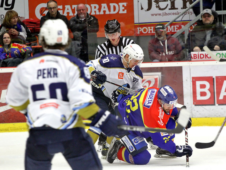 Hostující Roman Přikryl důrazně atakuje Petera Galamboše