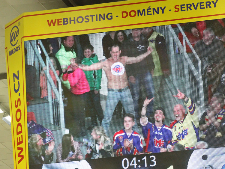 Když tanečník Stanley Drtina bavil prostřednictvím kostky přítomné publikum, panovala v Budvar aréně ještě dobrá nálada