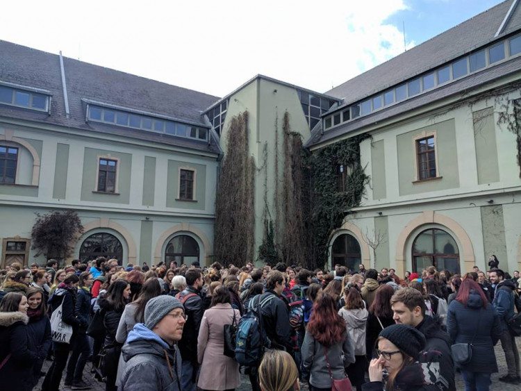Studenti v Olomouci demonstrovali za ústavní hodnoty