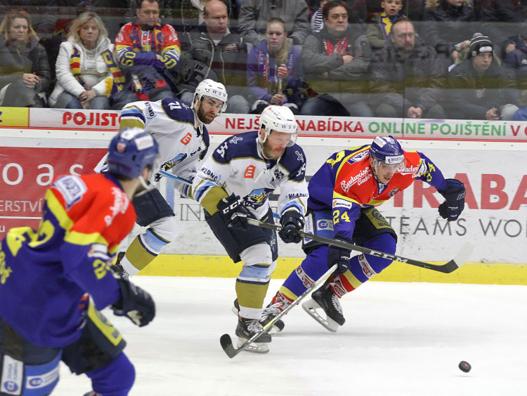 Souboj hostujícího Jana Kloze s Vlastimilem Dostálkem