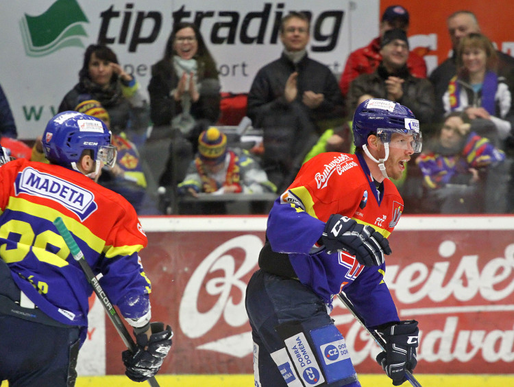 Gólově se motoráci prosadili až ve třetí třetině. Na 1:4 snížil ve vlastním oslabení Václav Nedorost